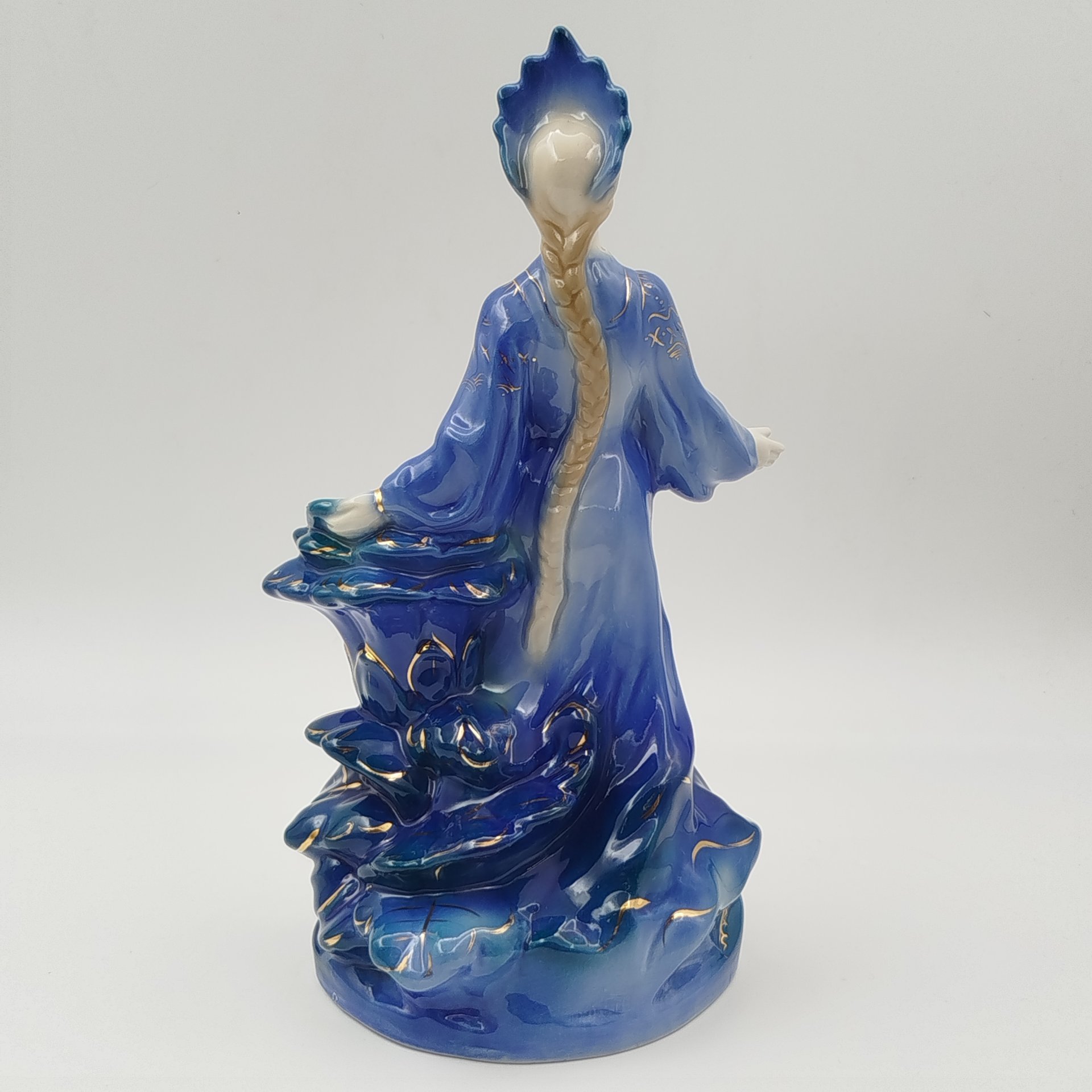 Статуэтка "Хозяйка медной горы", скульптор Л. Н. Шушканова, фарфор, роспись, золочение, Турыгинский фарфоровый завод артели «Художественная керамика» (Гжель), СССР, 1950-1960 гг.