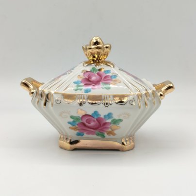 Сахарница, украшенная цветочным декором, фарфор, роспись, золочение, Объединение «Гжель», СССР, 1972-1985 гг.
