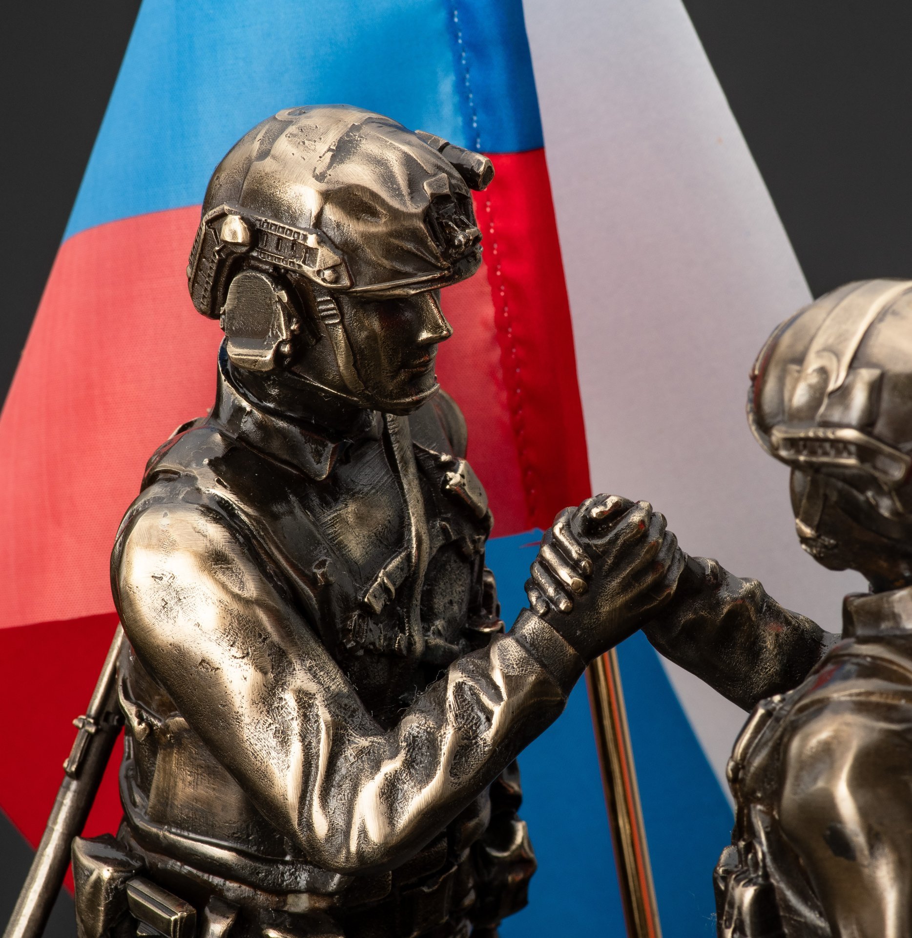 Скульптура "Дружба России и Кореи" (Бойцы Российской Федерации и Северной Кореи) (лимитированная серия), латунь, патинирование, полимерный материал, Российская Федерация, 2025 г.