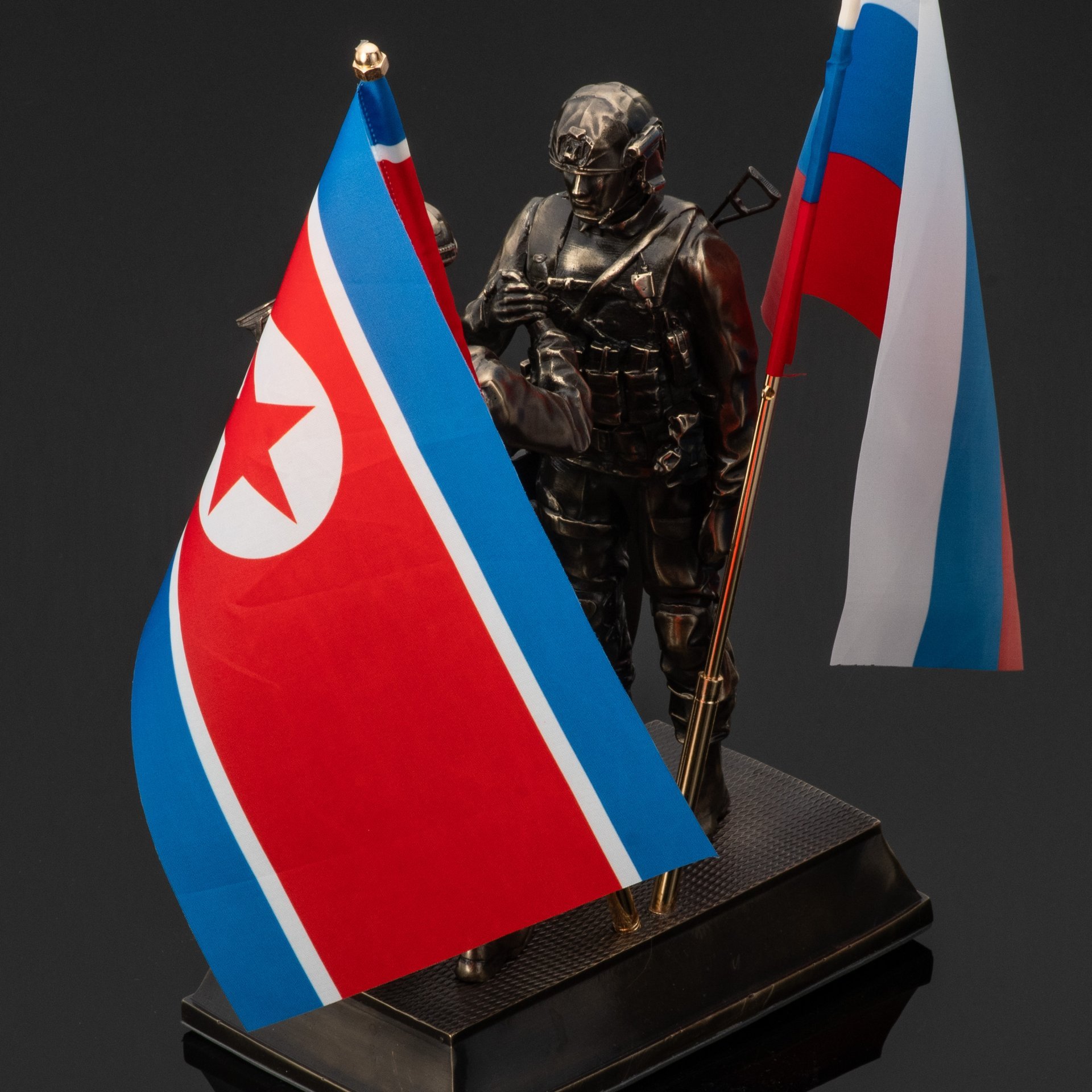 Скульптура "Дружба России и Кореи" (Бойцы Российской Федерации и Северной Кореи) (лимитированная серия), латунь, патинирование, полимерный материал, Российская Федерация, 2025 г.