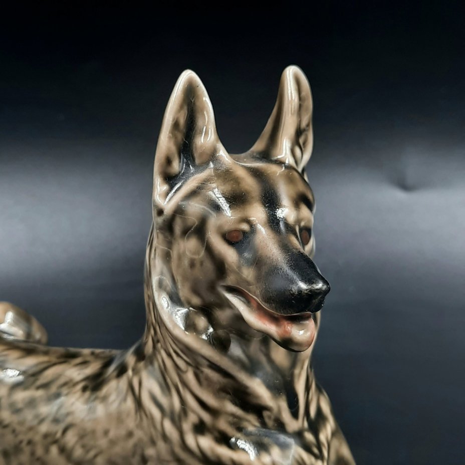 Статуэтка "Овчарка", скульптор В.С. Драчинская, фарфор, роспись, Ленинградский фарфоровый завод (ЛФЗ), СССР, 1970-1992 гг.