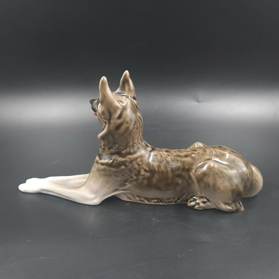 Статуэтка "Овчарка", скульптор В.С. Драчинская, фарфор, роспись, Ленинградский фарфоровый завод (ЛФЗ), СССР, 1970-1992 гг.
