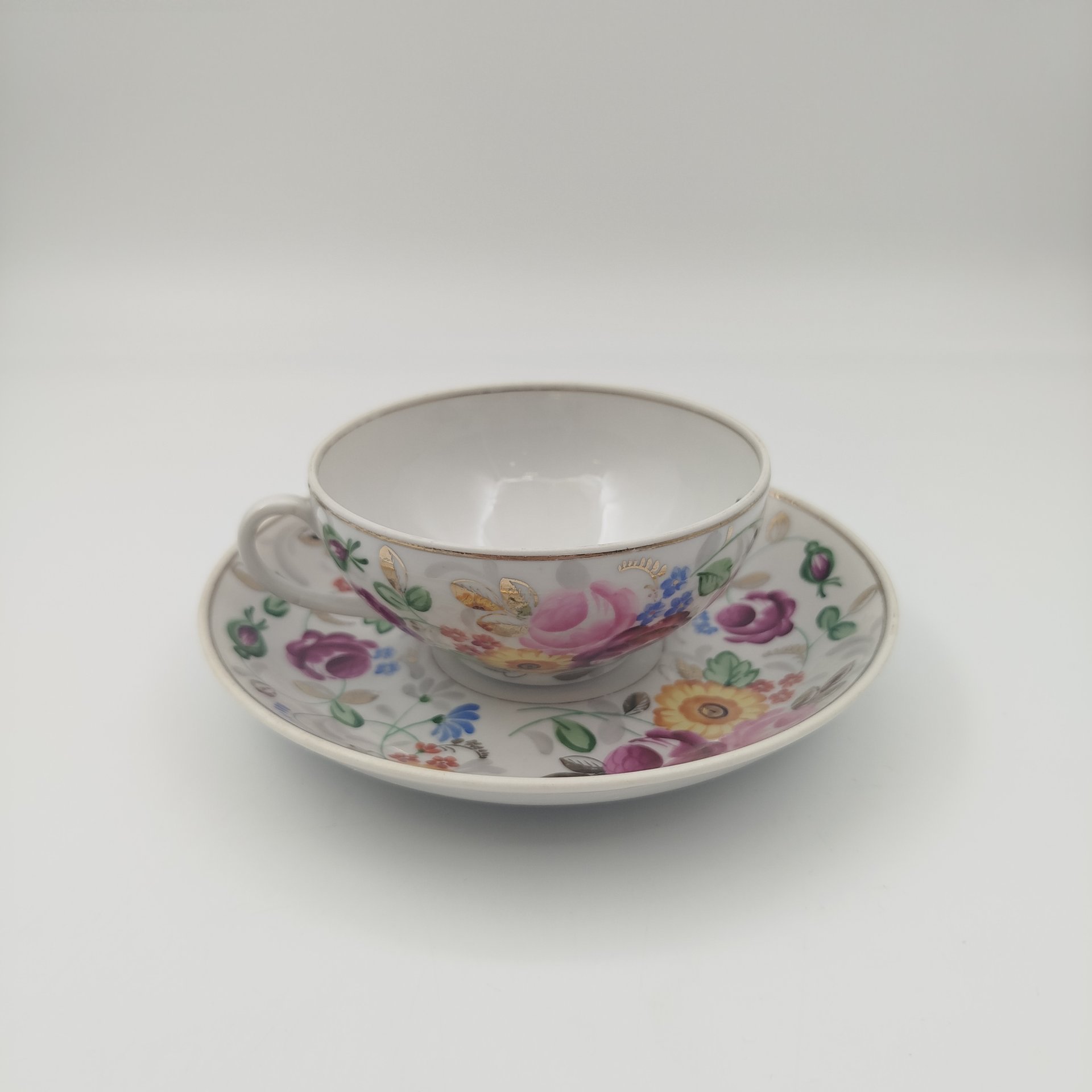 Пара чайная с двусторонним расписным цветочным декором в русском стиле, фарфор, роспись, золочение, Фарфоровый завод «Пролетарий» (Бронница, Мста), СССР, 1953-1958 гг.