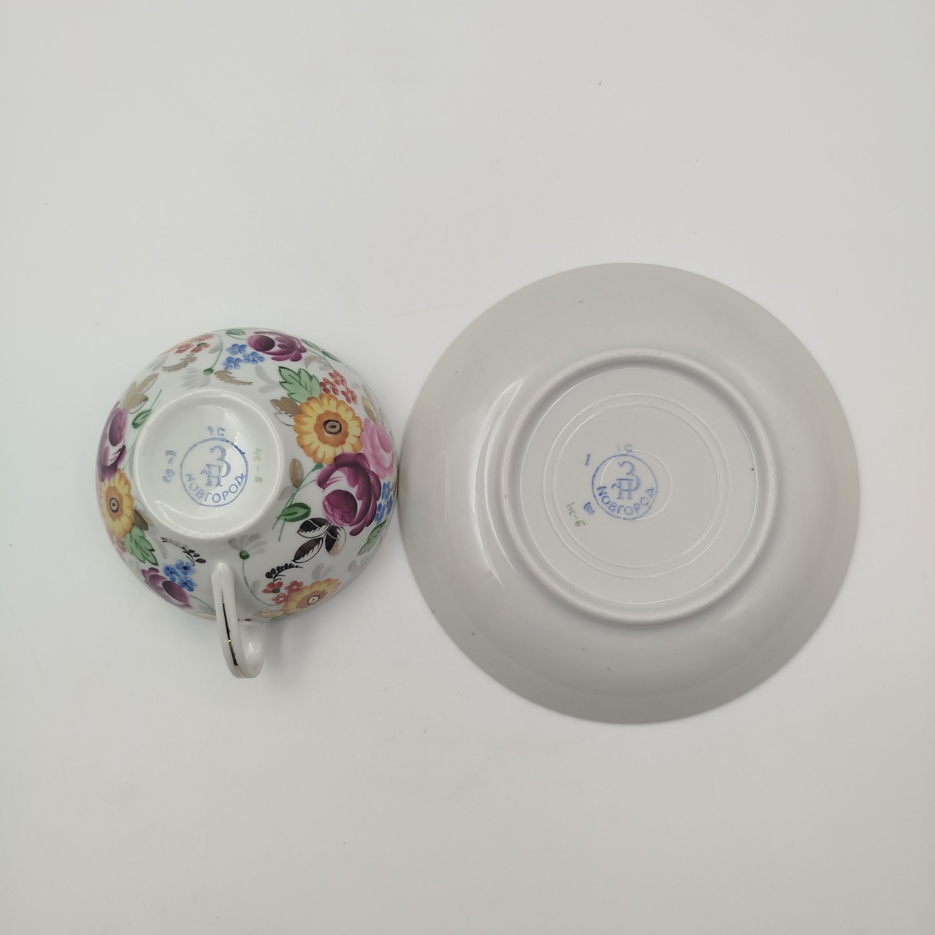 Пара чайная с двусторонним расписным цветочным декором в русском стиле, фарфор, роспись, золочение, Фарфоровый завод «Пролетарий» (Бронница, Мста), СССР, 1953-1958 гг.