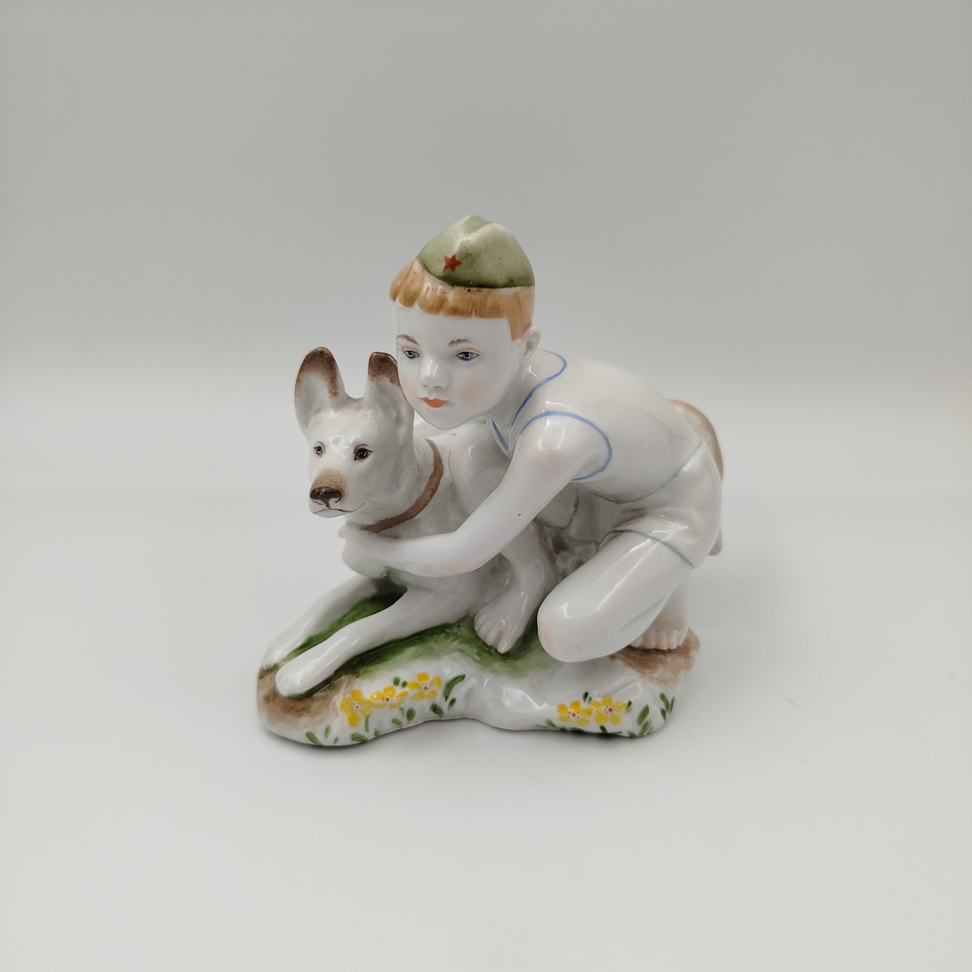 Статуэтка "Юный пограничник с собакой", скульптор Г.С. Столбова, фарфор, роспись, Ленинградский фарфоровый завод (ЛФЗ), СССР, 1950-1959 гг.