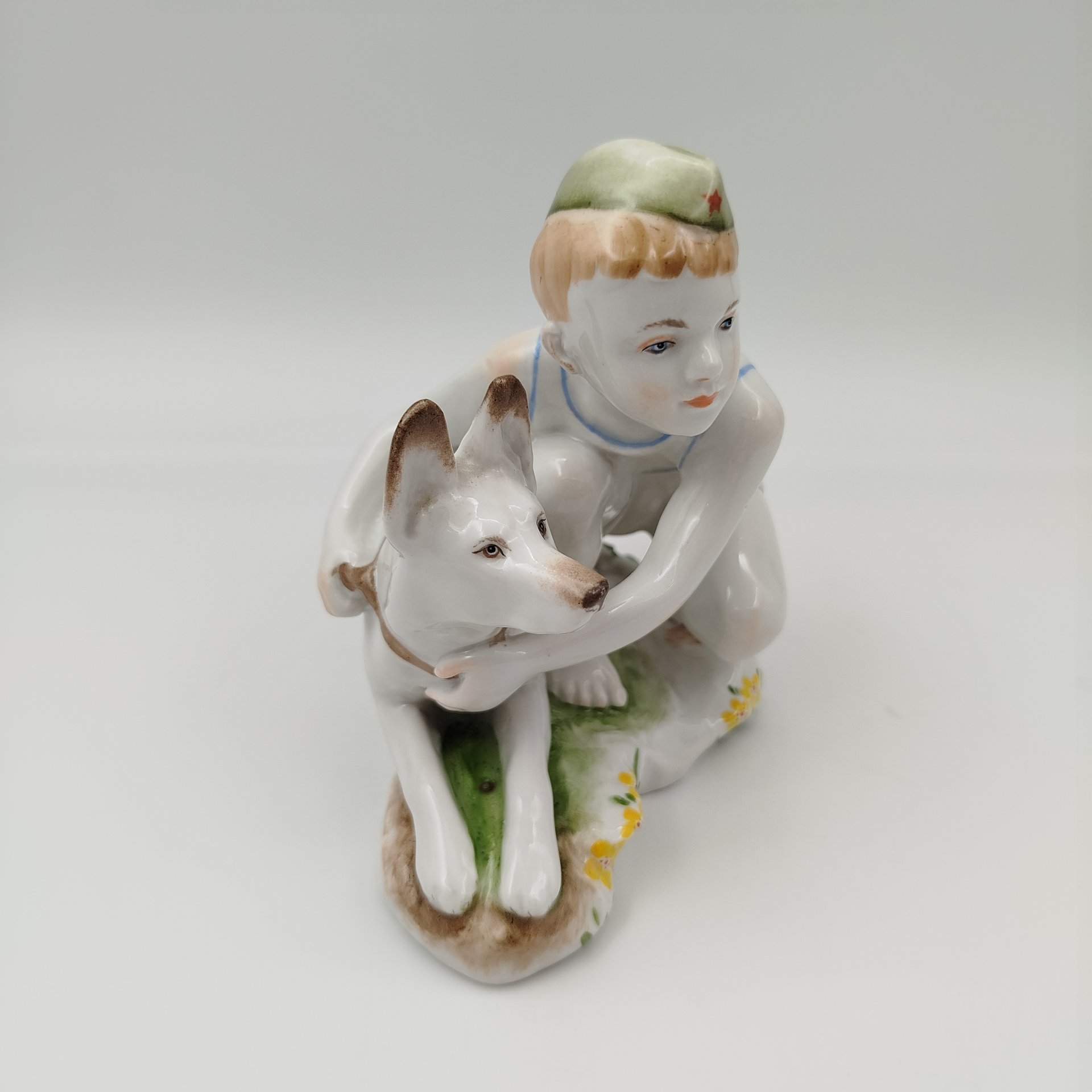 Статуэтка "Юный пограничник с собакой", скульптор Г.С. Столбова, фарфор, роспись, Ленинградский фарфоровый завод (ЛФЗ), СССР, 1950-1959 гг.