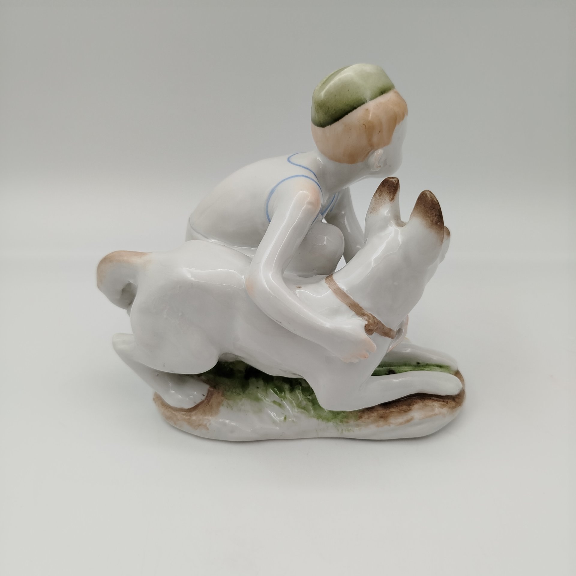 Статуэтка "Юный пограничник с собакой", скульптор Г.С. Столбова, фарфор, роспись, Ленинградский фарфоровый завод (ЛФЗ), СССР, 1950-1959 гг.