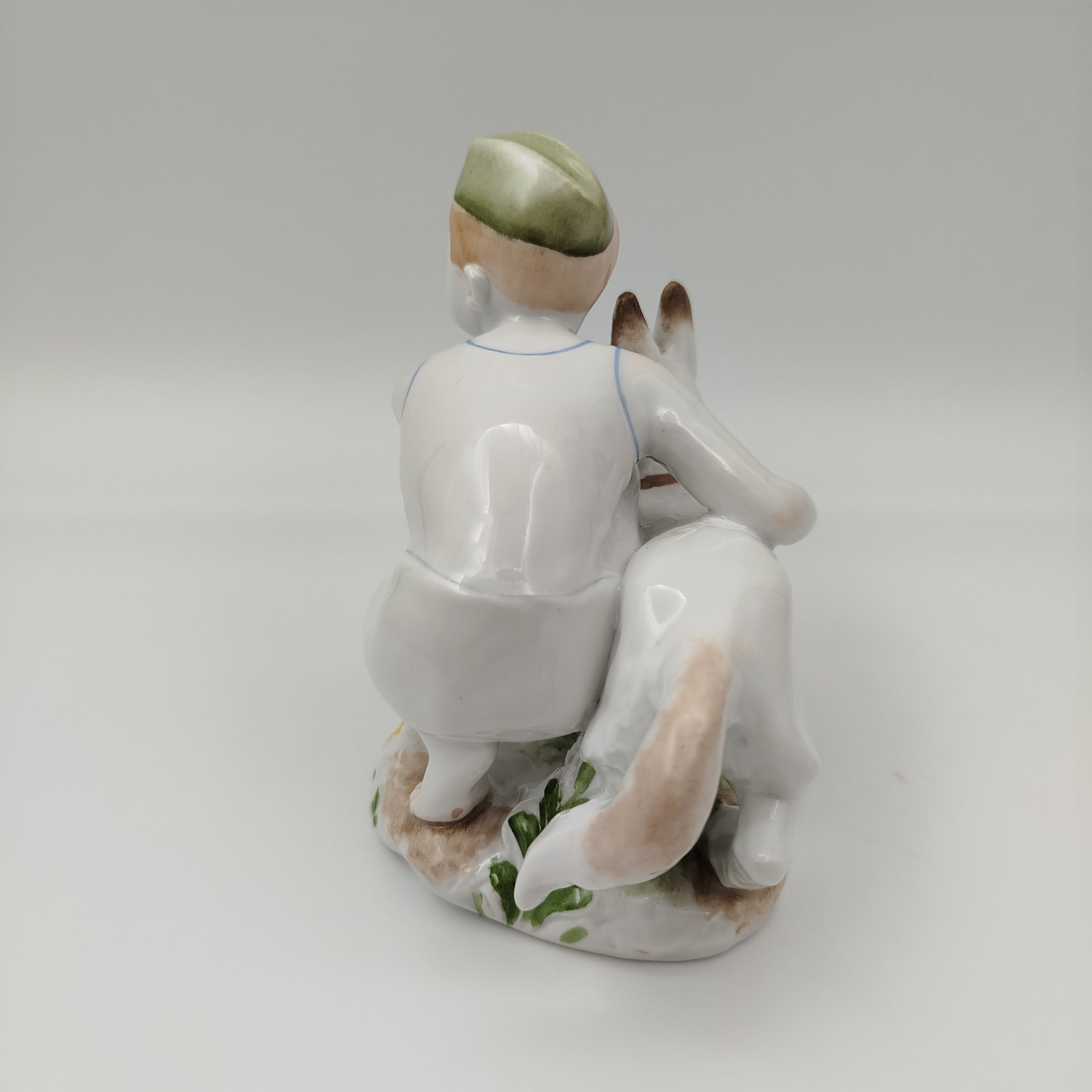 Статуэтка "Юный пограничник с собакой", скульптор Г.С. Столбова, фарфор, роспись, Ленинградский фарфоровый завод (ЛФЗ), СССР, 1950-1959 гг.
