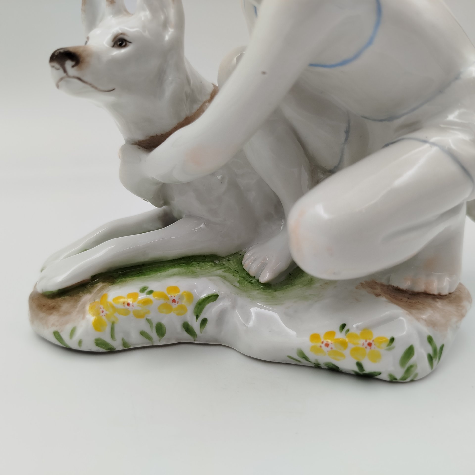 Статуэтка "Юный пограничник с собакой", скульптор Г.С. Столбова, фарфор, роспись, Ленинградский фарфоровый завод (ЛФЗ), СССР, 1950-1959 гг.