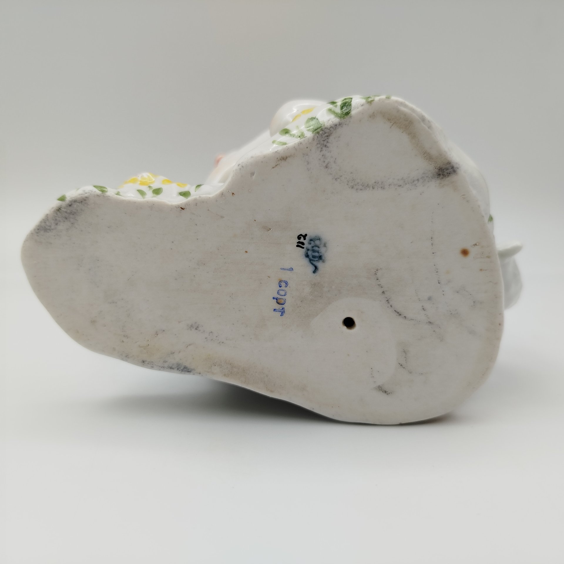 Статуэтка "Юный пограничник с собакой", скульптор Г.С. Столбова, фарфор, роспись, Ленинградский фарфоровый завод (ЛФЗ), СССР, 1950-1959 гг.