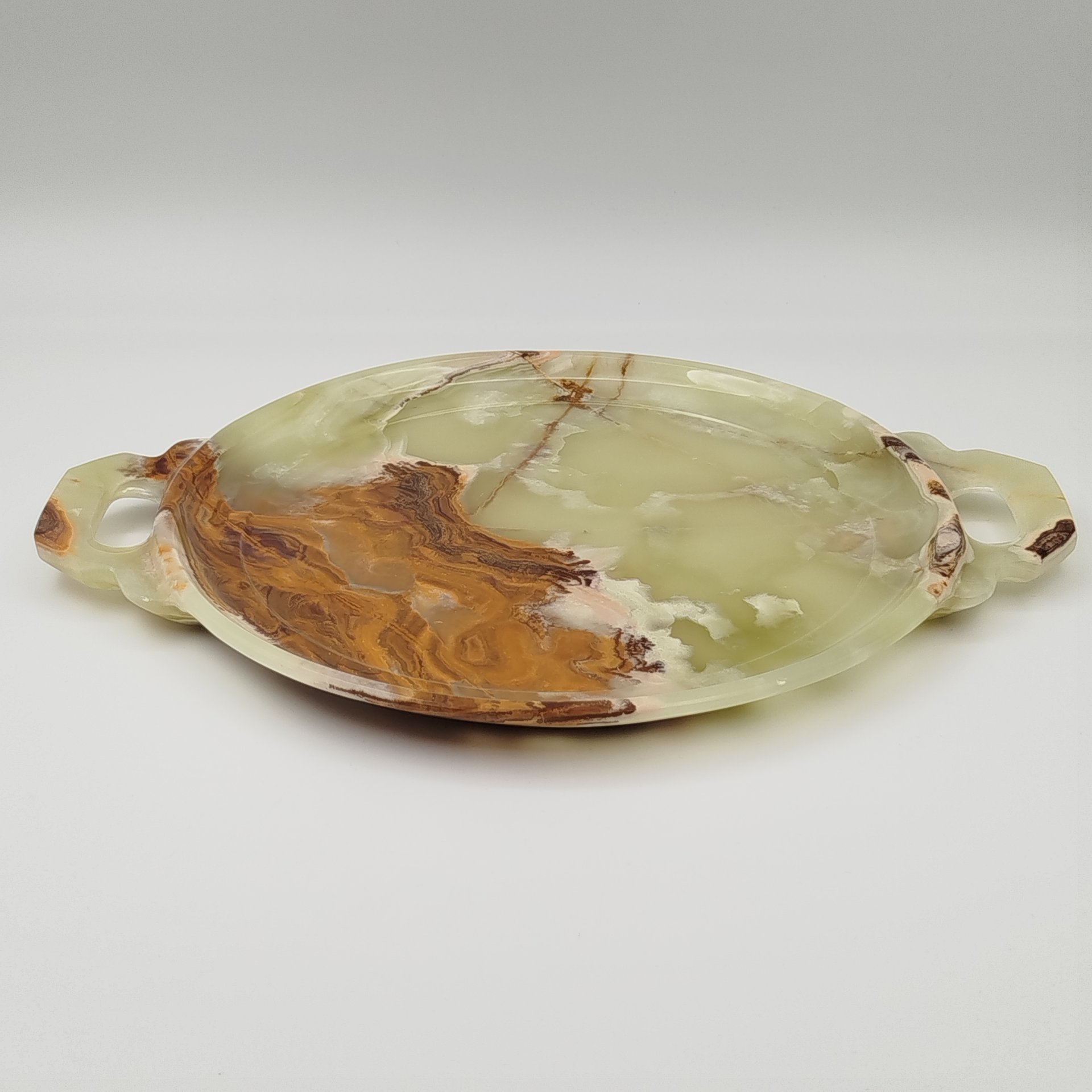 Поднос кофейный круглой формы зеленовато-коричневого цвета, оникс, резьба, Азия, 2000-2015 гг.
