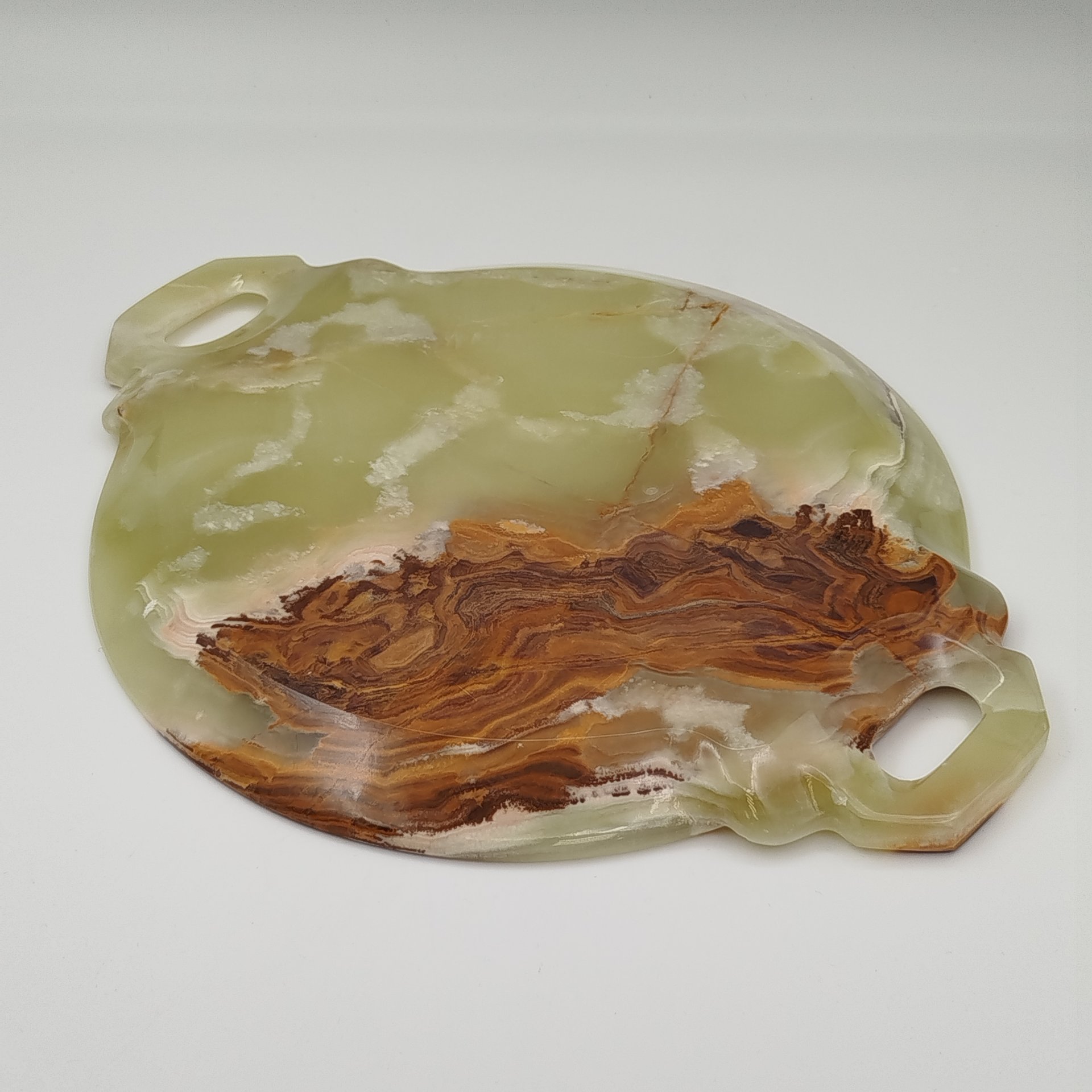 Поднос кофейный круглой формы зеленовато-коричневого цвета, оникс, резьба, Азия, 2000-2015 гг.