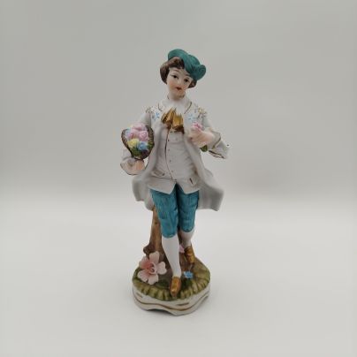 Статуэтка на круглом основании "Галантный кавалер в треуголке с букетом", бисквит, роспись, Европа, 1980-2000 гг.
