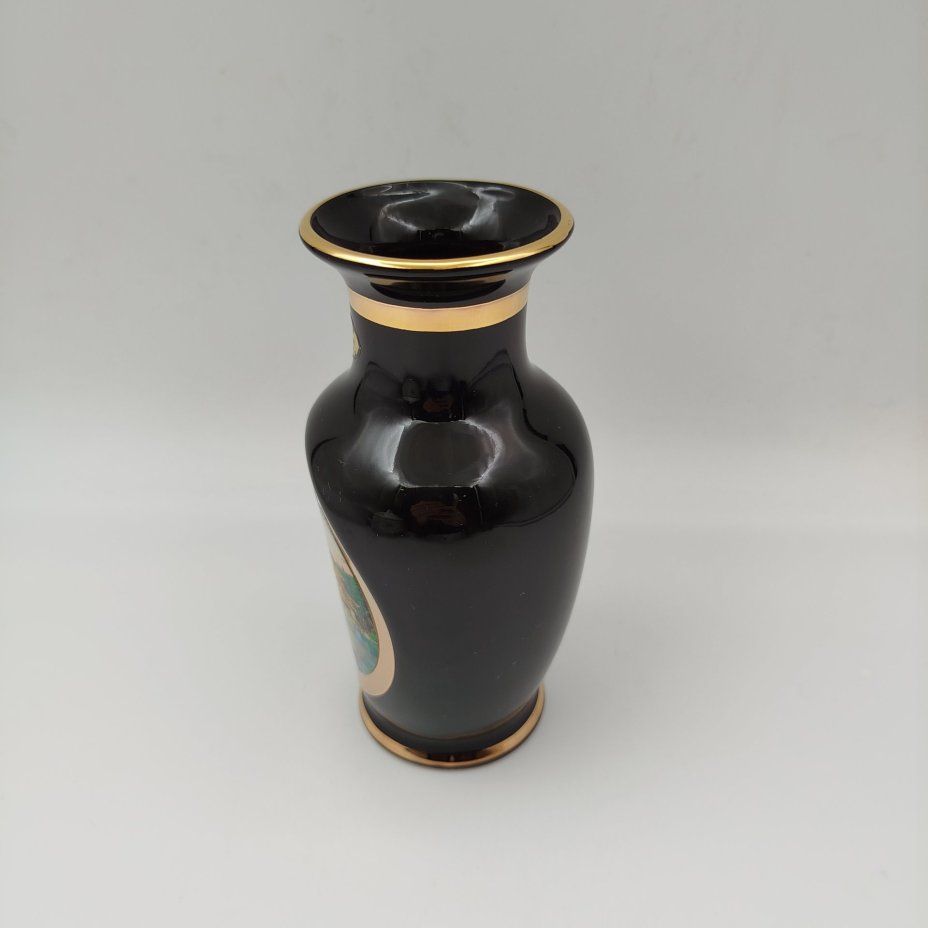 Ваза кобальтового цвета с изображением гейши