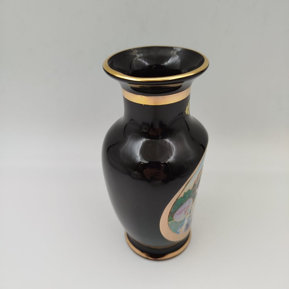 Ваза кобальтового цвета с изображением гейши