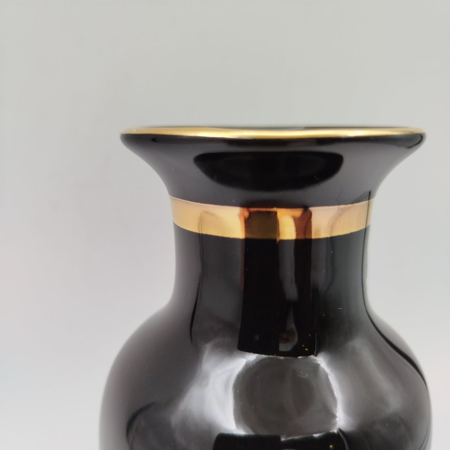 Ваза кобальтового цвета с изображением гейши