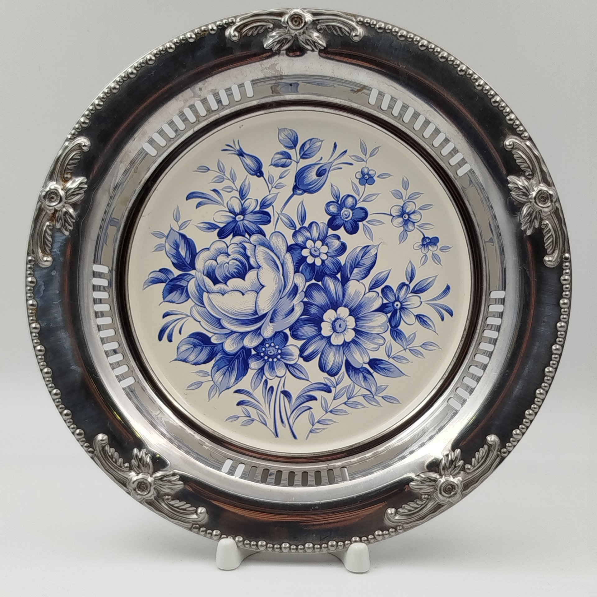 Блюдо сервировочное, с прорезным бортом, украшенное изображением цветов на эмалевой вставке