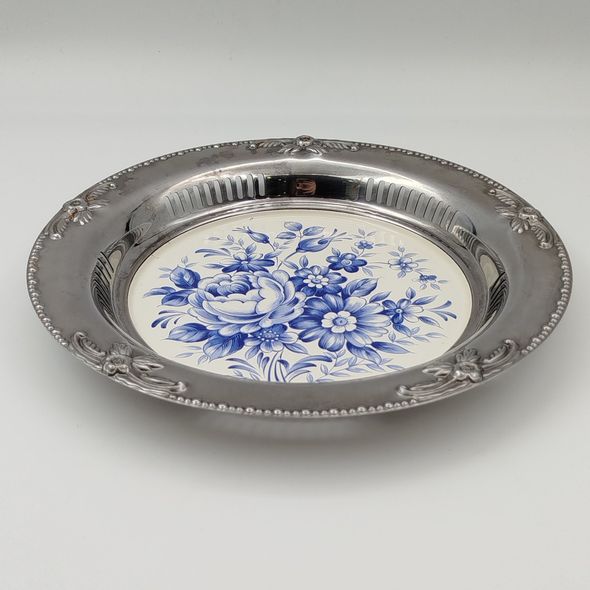 Блюдо сервировочное, с прорезным бортом, украшенное изображением цветов на эмалевой вставке