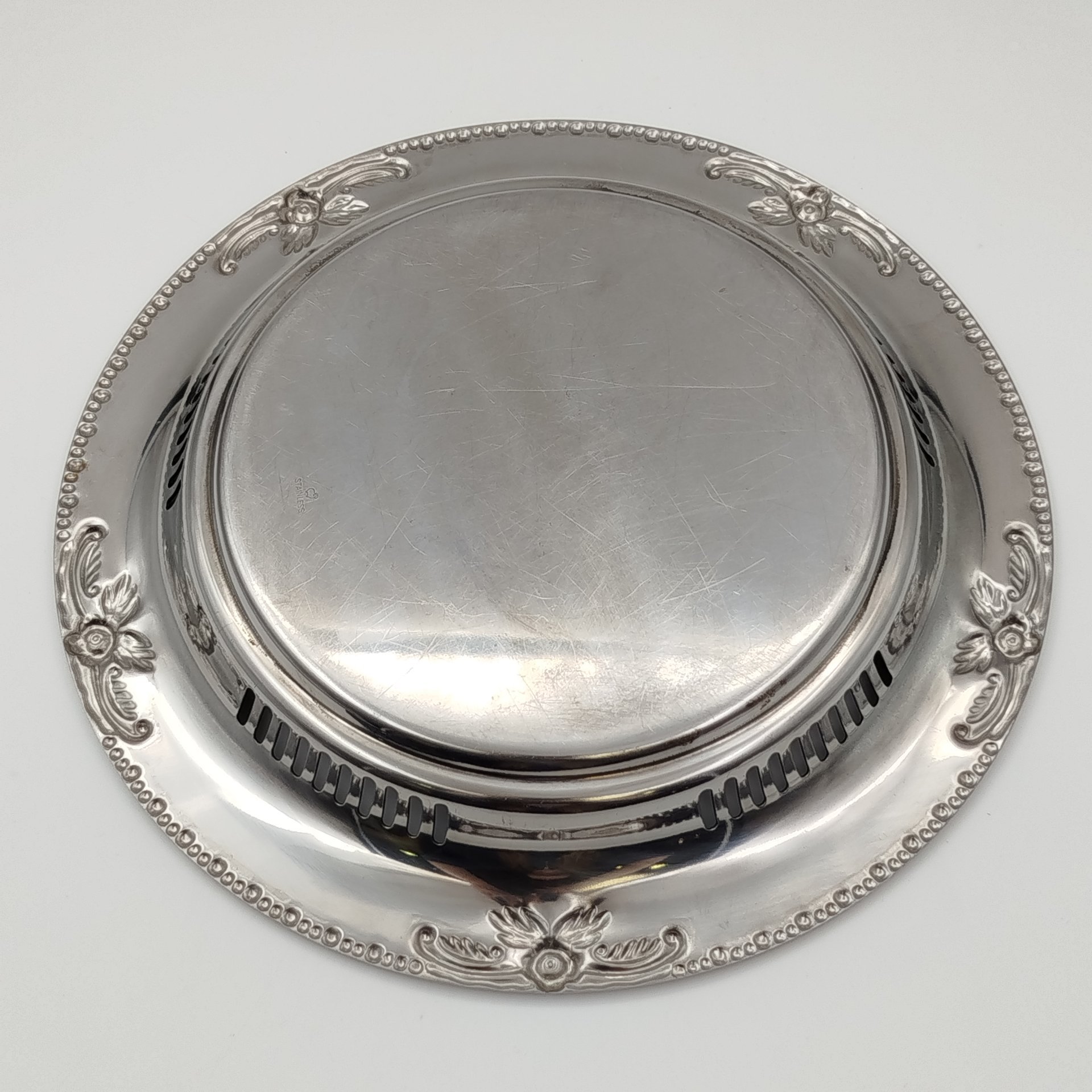 Блюдо сервировочное, с прорезным бортом, украшенное изображением цветов на эмалевой вставке