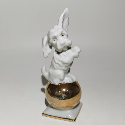 Статуэтка "Собака на шаре", фарфор, золочение, Германия, 1960-1990 гг.