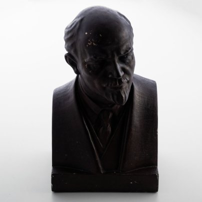 Бюст "В.И. Ленин" №16, художник: С. Д. Меркуров (с подписью), гипс, краска, "Всекохудожник", СССР, 1920-1930 гг.