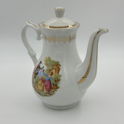 Миниатюрный кофейник (чайник), украшенный галантной сценой, мануфактура F.D. Chauvigny (Deshoulières), фарфор, деколь, золочение, Limoges