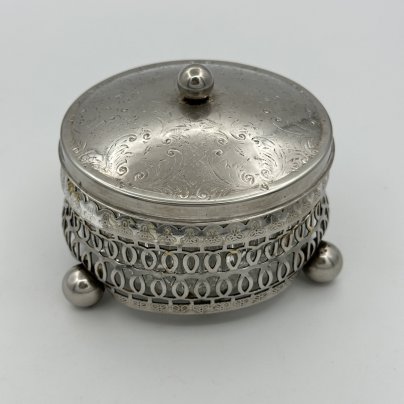 Сахарница (конфетница) на круглых ножках, украшенная ажурным декором, металл, серебрение, стекло, алмазная грань, СССР, 1970-1990 гг.