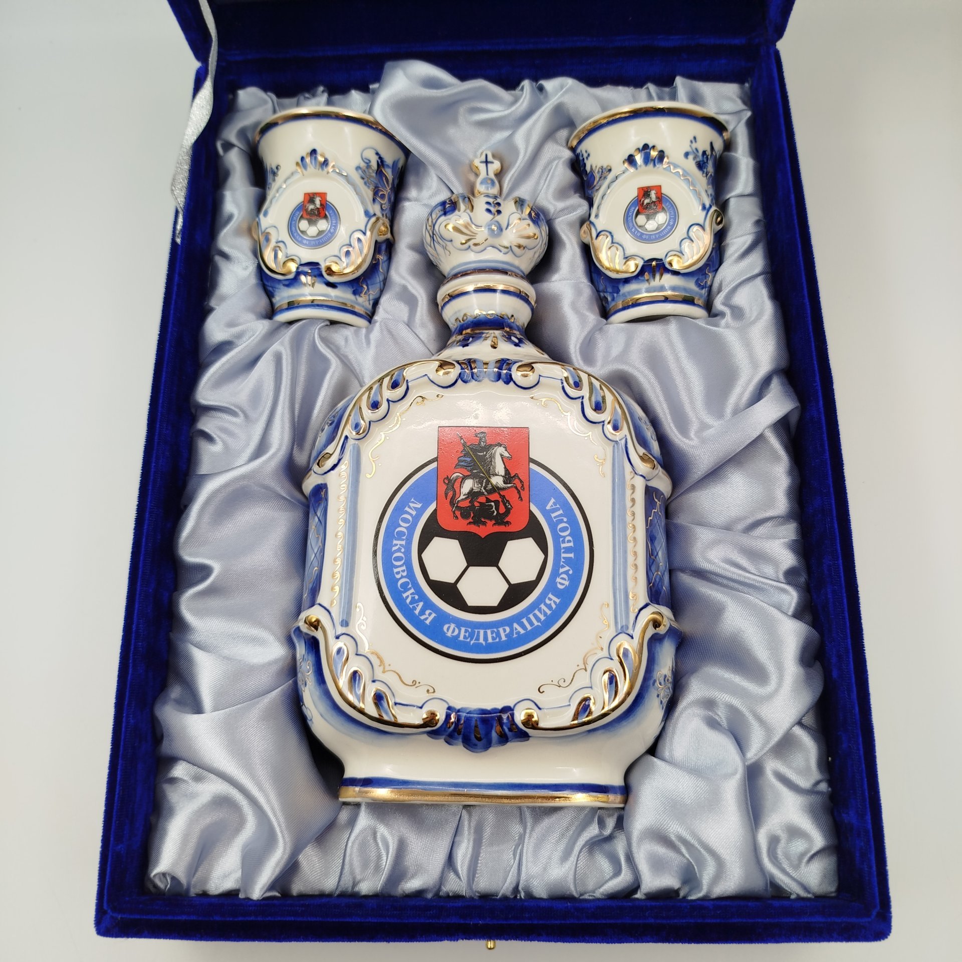 Набор для подачи крепких напитков на 2 персоны в подарочном кофре "Московская федерация футбола", Арт-модерн керамика, Автор Ермаков, Роспись Долина, фаянс, роспись, золочение, 1990-2015 гг.