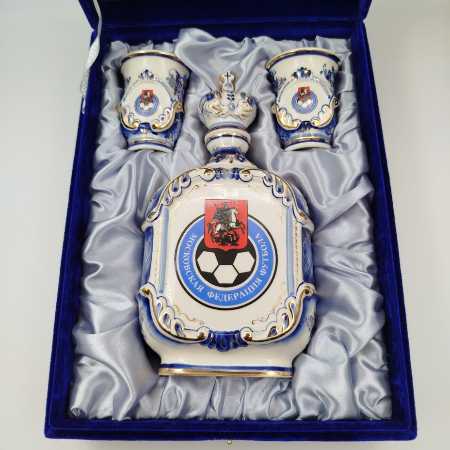 Набор для подачи крепких напитков на 2 персоны в подарочном кофре "Московская федерация футбола", Арт-модерн керамика, Автор Ермаков, Роспись Долина, фаянс, роспись, золочение, 1990-2015 гг.