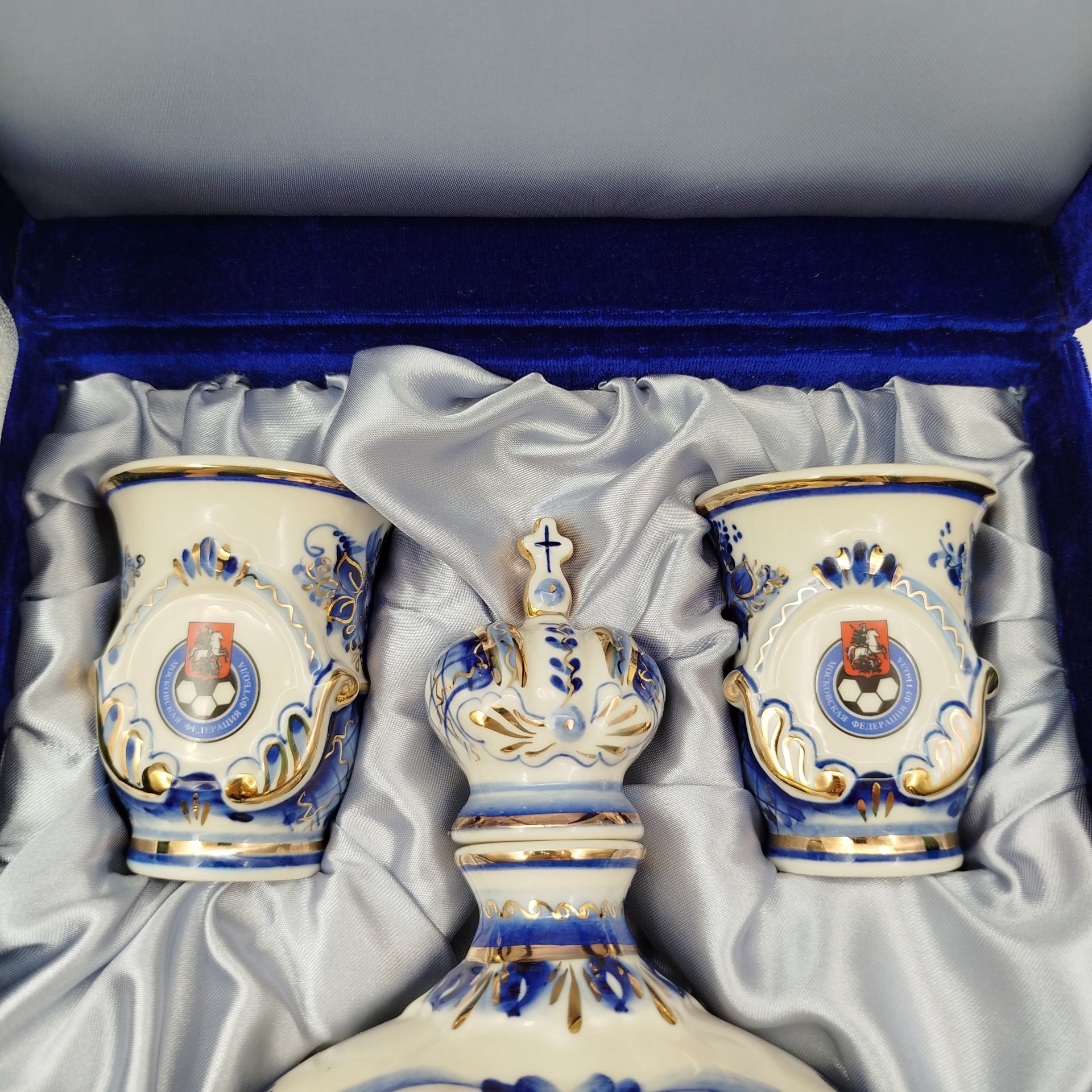 Набор для подачи крепких напитков на 2 персоны в подарочном кофре "Московская федерация футбола", Арт-модерн керамика, Автор Ермаков, Роспись Долина, фаянс, роспись, золочение, 1990-2015 гг.