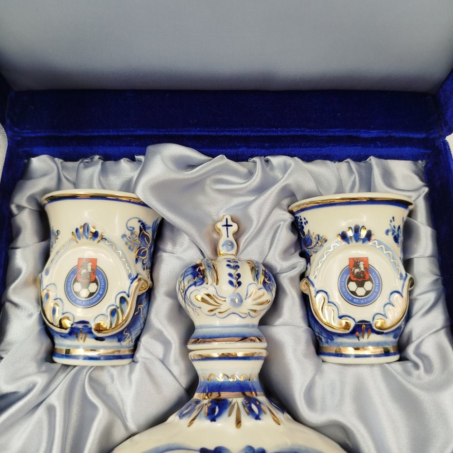 Набор для подачи крепких напитков на 2 персоны в подарочном кофре "Московская федерация футбола", Арт-модерн керамика, Автор Ермаков, Роспись Долина, фаянс, роспись, золочение, 1990-2015 гг.