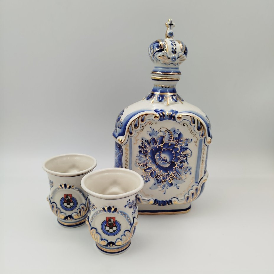 Набор для подачи крепких напитков на 2 персоны в подарочном кофре "Московская федерация футбола", Арт-модерн керамика, Автор Ермаков, Роспись Долина, фаянс, роспись, золочение, 1990-2015 гг.