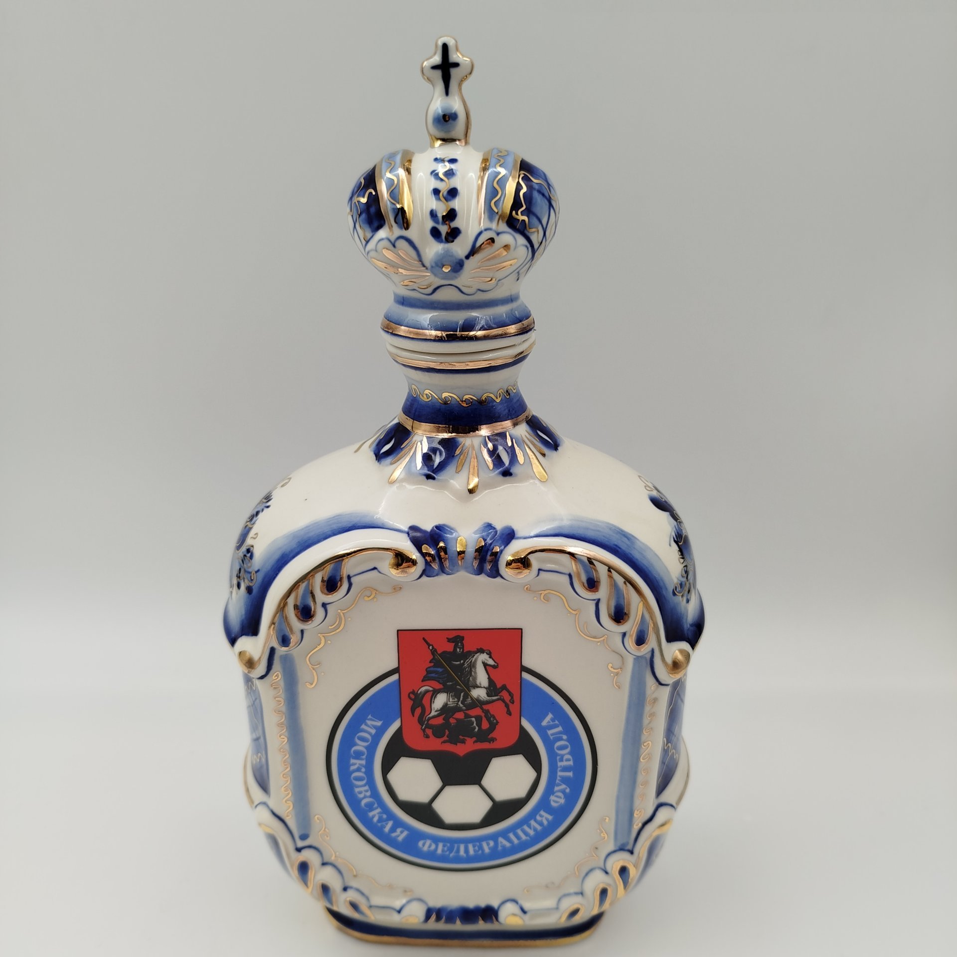 Набор для подачи крепких напитков на 2 персоны в подарочном кофре "Московская федерация футбола", Арт-модерн керамика, Автор Ермаков, Роспись Долина, фаянс, роспись, золочение, 1990-2015 гг.