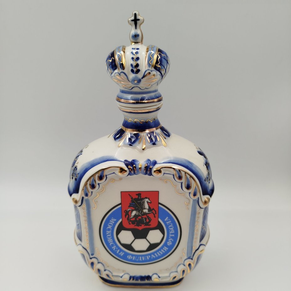 Набор для подачи крепких напитков на 2 персоны в подарочном кофре "Московская федерация футбола", Арт-модерн керамика, Автор Ермаков, Роспись Долина, фаянс, роспись, золочение, 1990-2015 гг.
