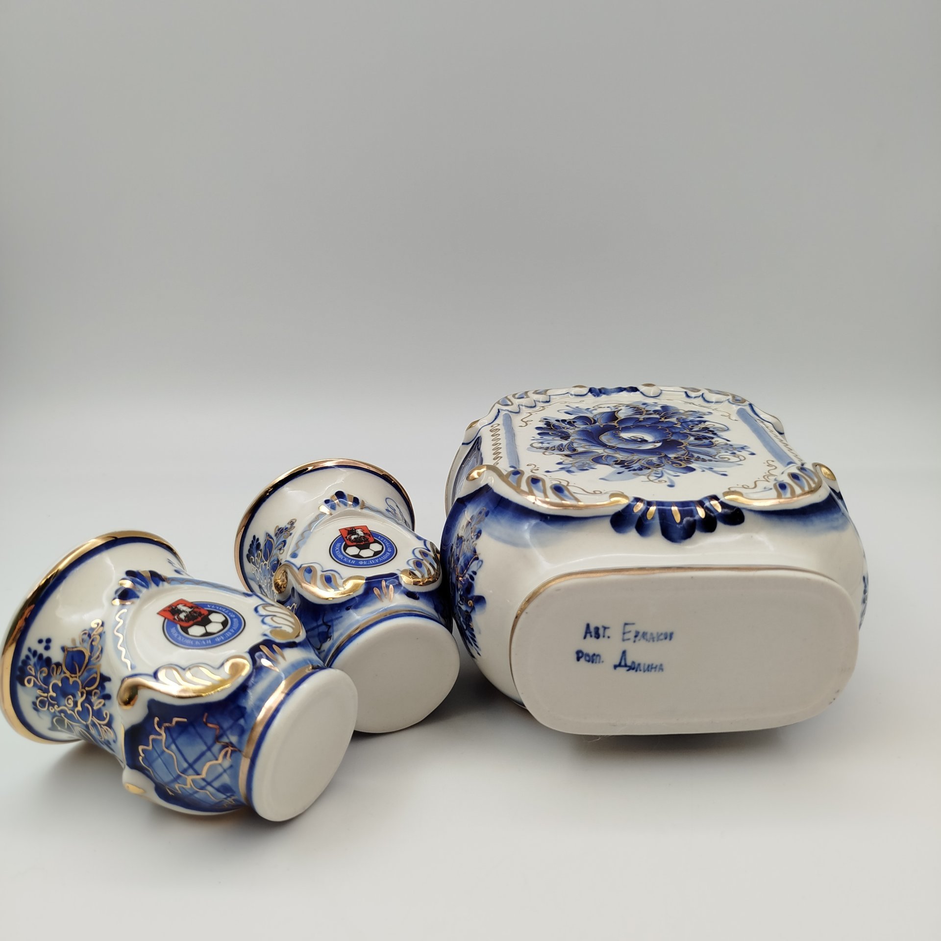 Набор для подачи крепких напитков на 2 персоны в подарочном кофре "Московская федерация футбола", Арт-модерн керамика, Автор Ермаков, Роспись Долина, фаянс, роспись, золочение, 1990-2015 гг.