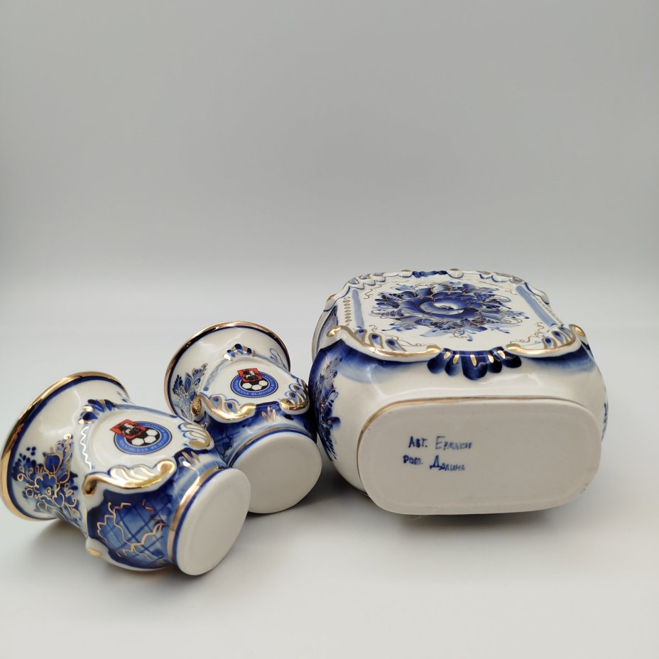 Набор для подачи крепких напитков на 2 персоны в подарочном кофре "Московская федерация футбола", Арт-модерн керамика, Автор Ермаков, Роспись Долина, фаянс, роспись, золочение, 1990-2015 гг.