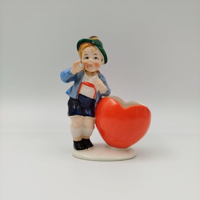 Статуэтка "Мальчик с сердечком", фаянс, роспись, Hertwig & Co., Германия, 1940-1950 гг.
