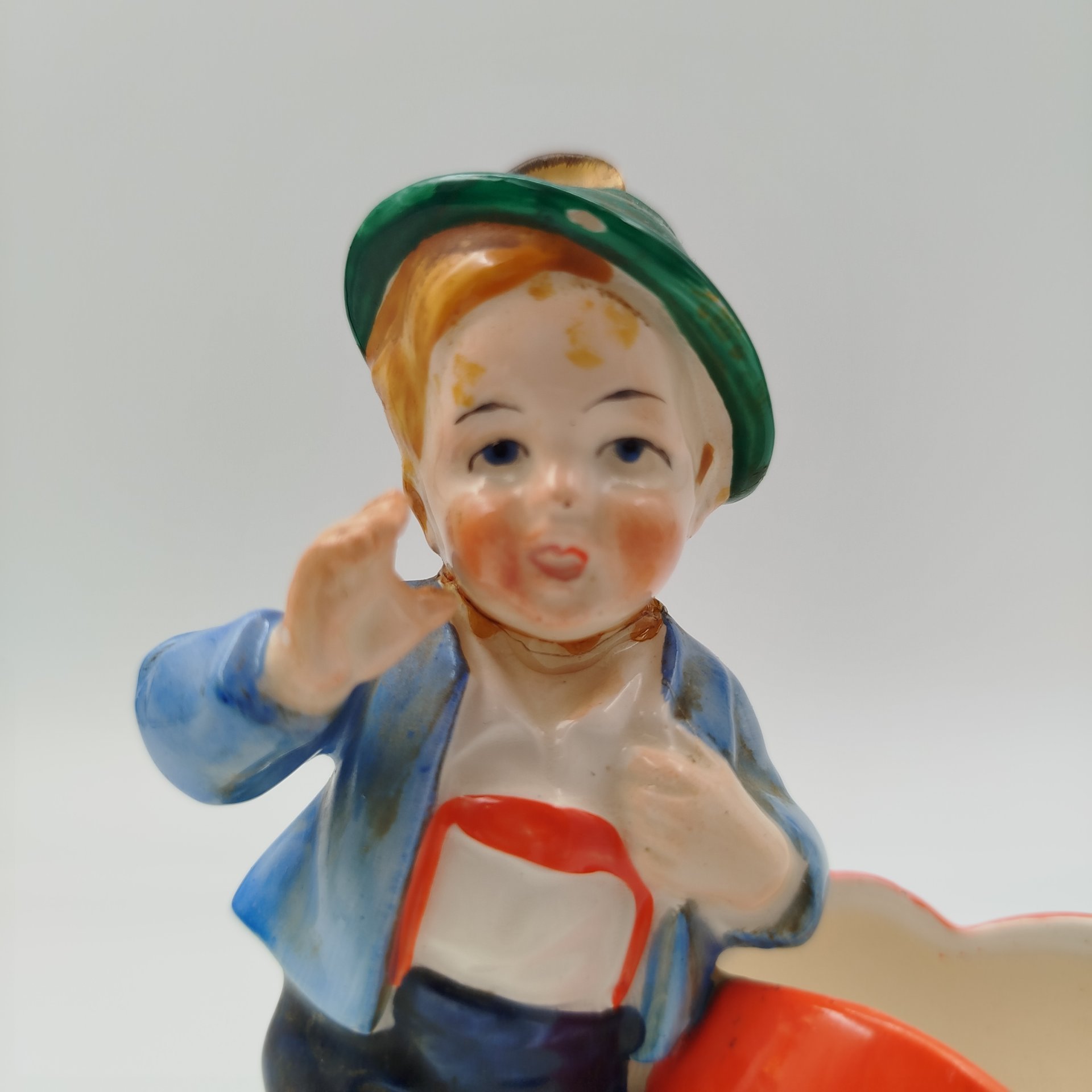 Статуэтка "Мальчик с сердечком", фаянс, роспись, Hertwig & Co., Германия, 1940-1950 гг.
