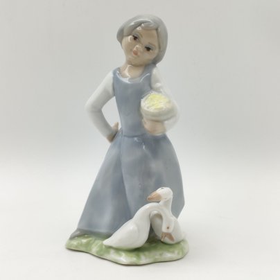 Статуэтка "Девочка кормит гусей", фарфор, роспись, Европа, 1990-2010 гг.
