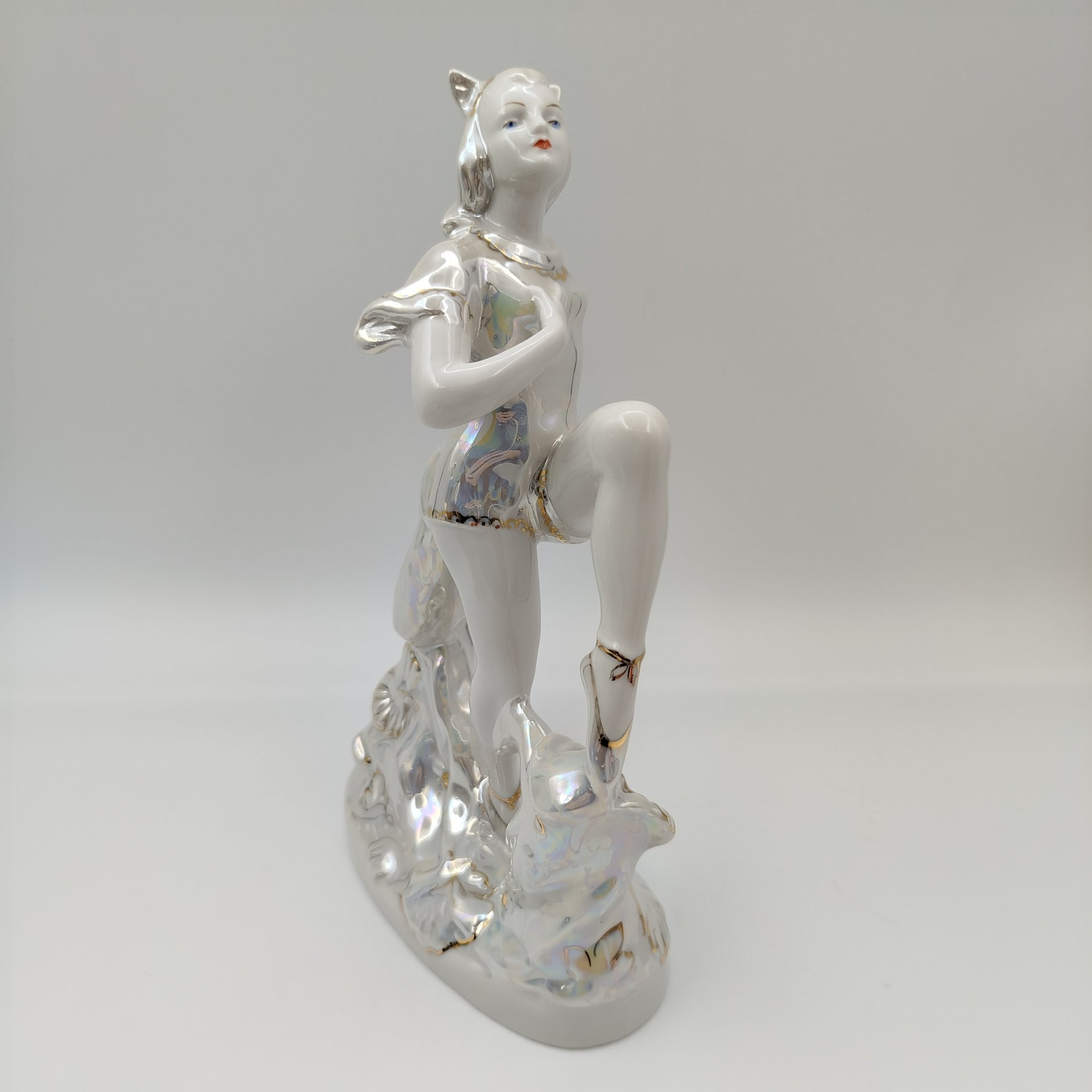 Статуэтка "Балерина-Кошка" ("Лисичка"), скульптор М.А. Интизарян, фарфор, люстр, золочение, Дмитровский фарфоровый завод (ДФЗ Вербилки), СССР, 1954-1965 гг.