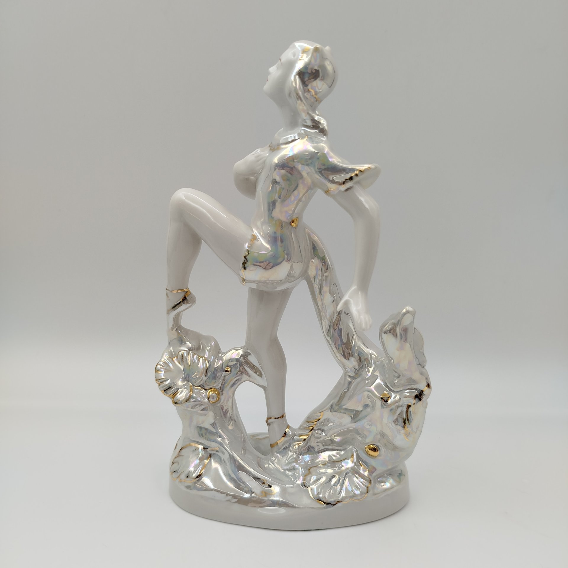 Статуэтка "Балерина-Кошка" ("Лисичка"), скульптор М.А. Интизарян, фарфор, люстр, золочение, Дмитровский фарфоровый завод (ДФЗ Вербилки), СССР, 1954-1965 гг.