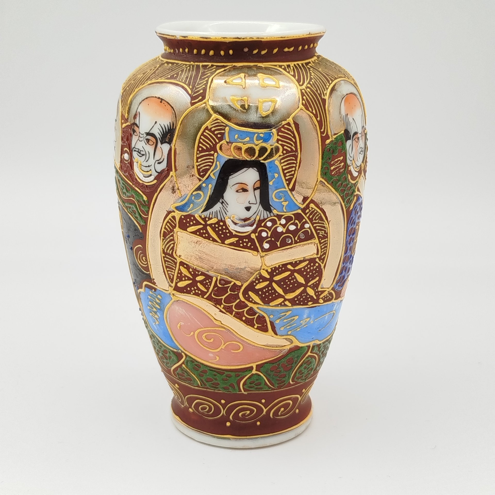 Ваза миниатюрная "Архаты", выполненная в стилистике Сацума (Satsuma), фарфор, роспись, золочение, Япония, 1980-1990 гг.