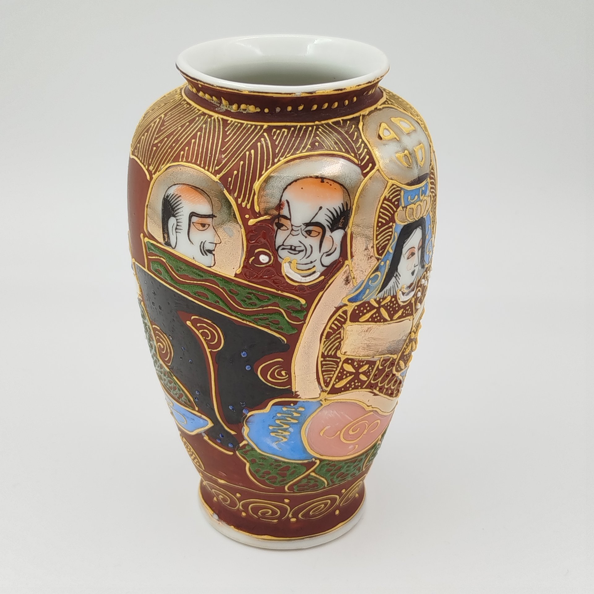 Ваза миниатюрная "Архаты", выполненная в стилистике Сацума (Satsuma), фарфор, роспись, золочение, Япония, 1980-1990 гг.