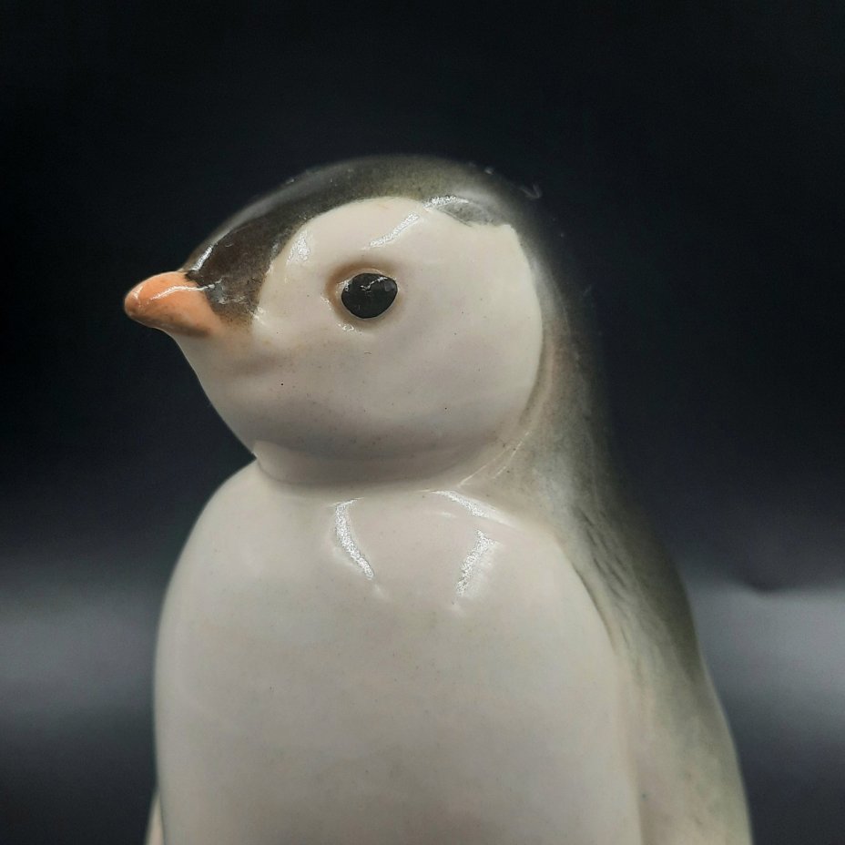 Статуэтка "Пингвин", скульптор П.П. Веселов, фарфор, роспись, аэрография, Ленинградский фарфоровый завод (ЛФЗ), СССР, 1970-1992 гг.