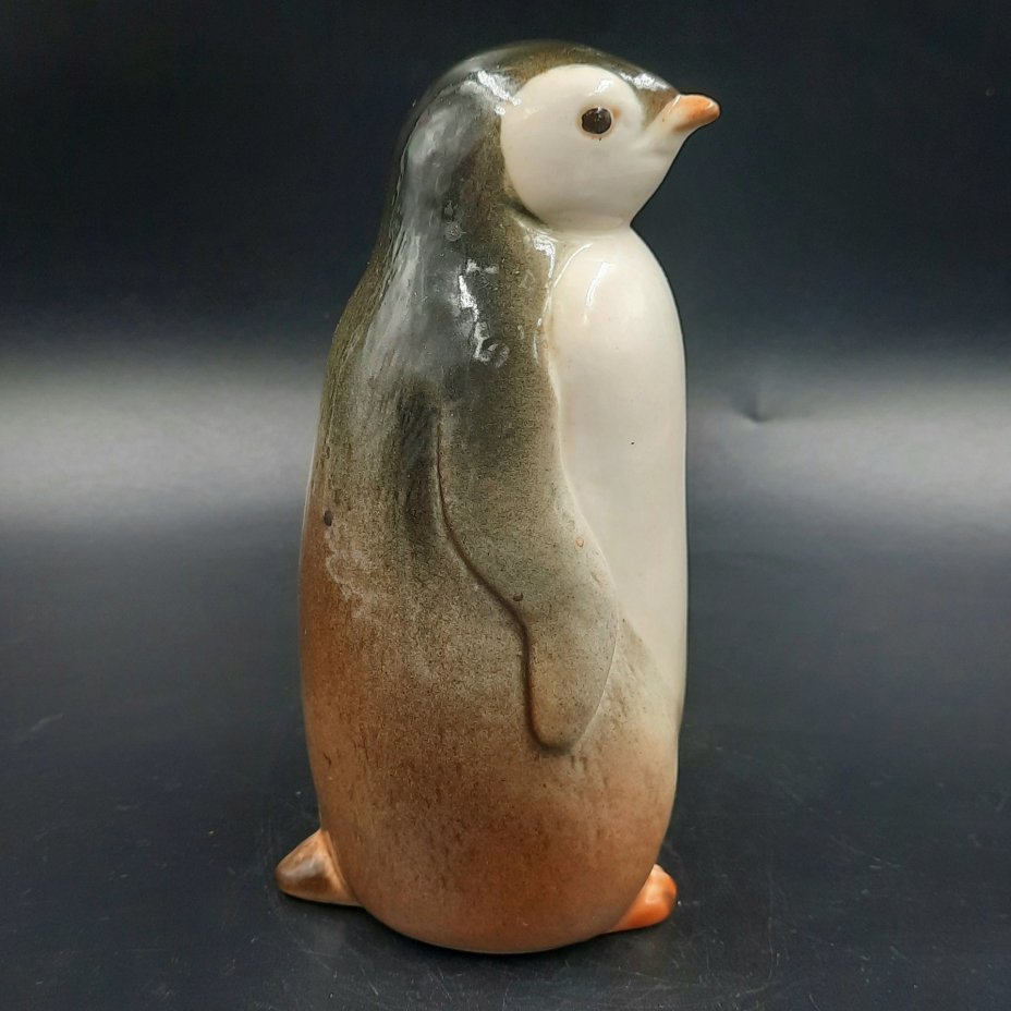 Статуэтка "Пингвин", скульптор П.П. Веселов, фарфор, роспись, аэрография, Ленинградский фарфоровый завод (ЛФЗ), СССР, 1970-1992 гг.