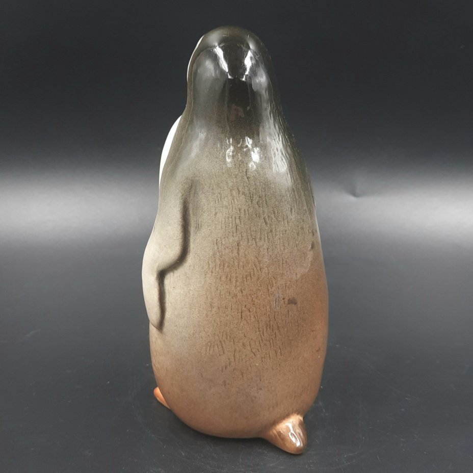 Статуэтка "Пингвин", скульптор П.П. Веселов, фарфор, роспись, аэрография, Ленинградский фарфоровый завод (ЛФЗ), СССР, 1970-1992 гг.