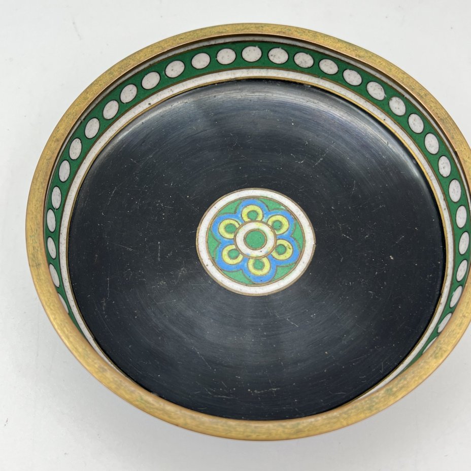 Розетка декоративная (блюдце) с изображением цветка на черном фоне, латунь, перегородчатая эмаль (клуазоне), Китай, 1940-1960 гг.