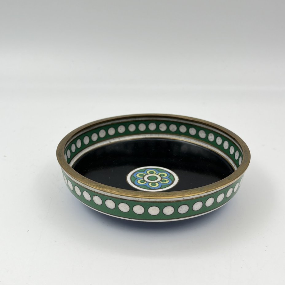 Розетка декоративная (блюдце) с изображением цветка на черном фоне, латунь, перегородчатая эмаль (клуазоне), Китай, 1940-1960 гг.