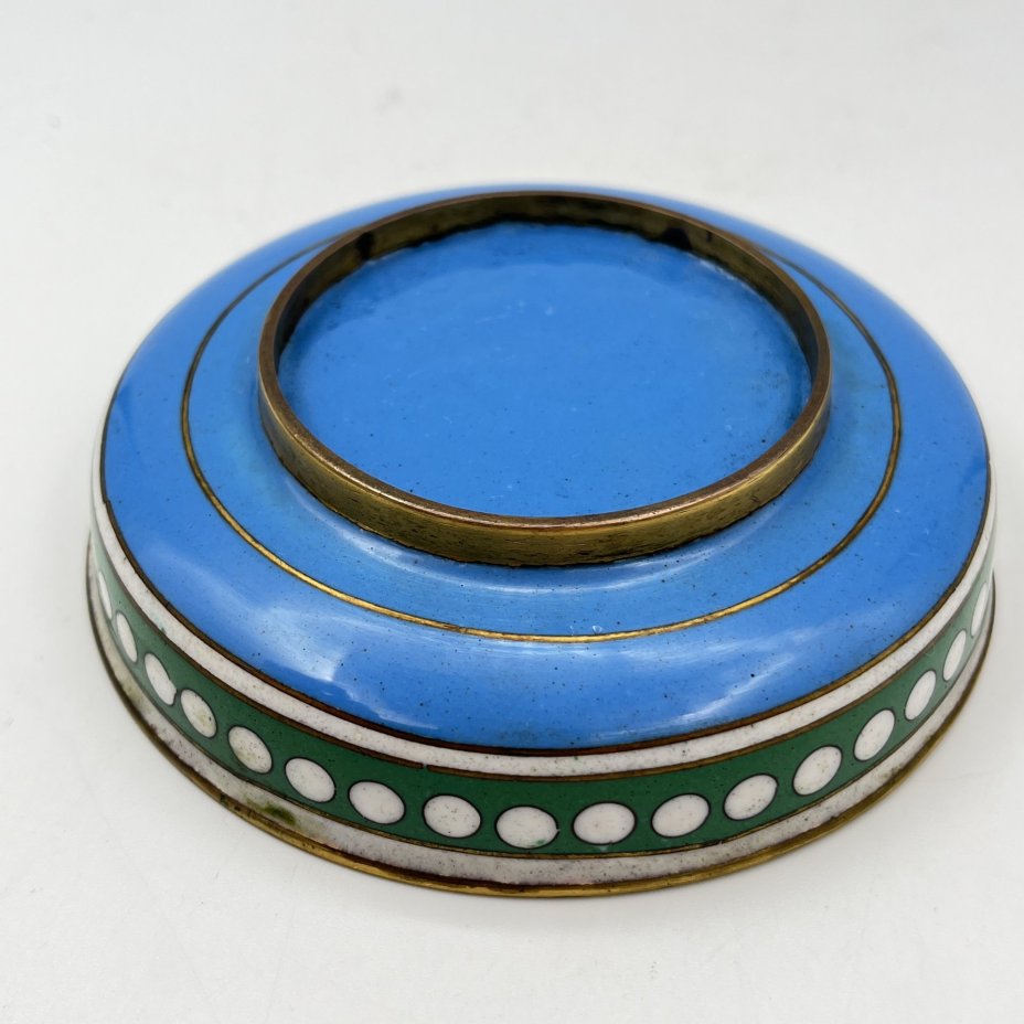 Розетка декоративная (блюдце) с изображением цветка на черном фоне, латунь, перегородчатая эмаль (клуазоне), Китай, 1940-1960 гг.