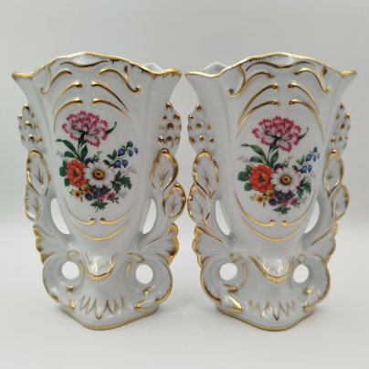 Парные вазы изящной формы с фигурными бортами и цветочным декором Singer Limoges, фарфор, деколь, золочение, Франция, 1950-1974 гг.